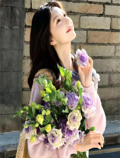 深度探索：《小妓女》的哲学思考与人生智慧——一次全面的艺术分析